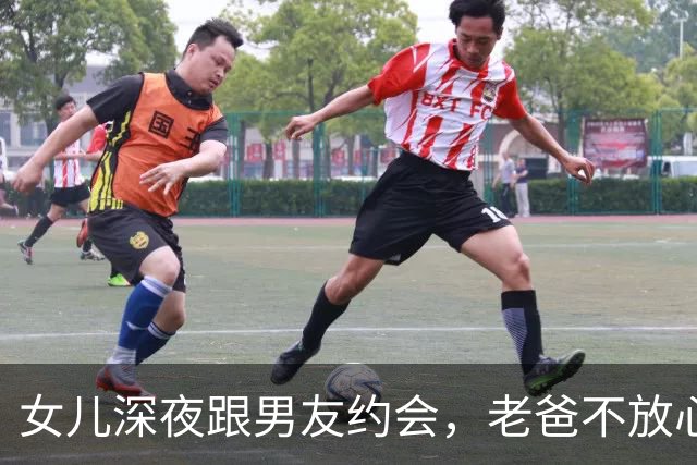 女儿深夜跟男友约会，老爸不放心让狗跟着，结果...困到爆的狗子：都几点了，真没功夫陪你们闹！