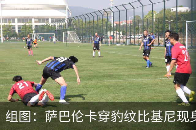 组图：萨巴伦卡穿豹纹比基尼现身海边 展示曼妙曲线